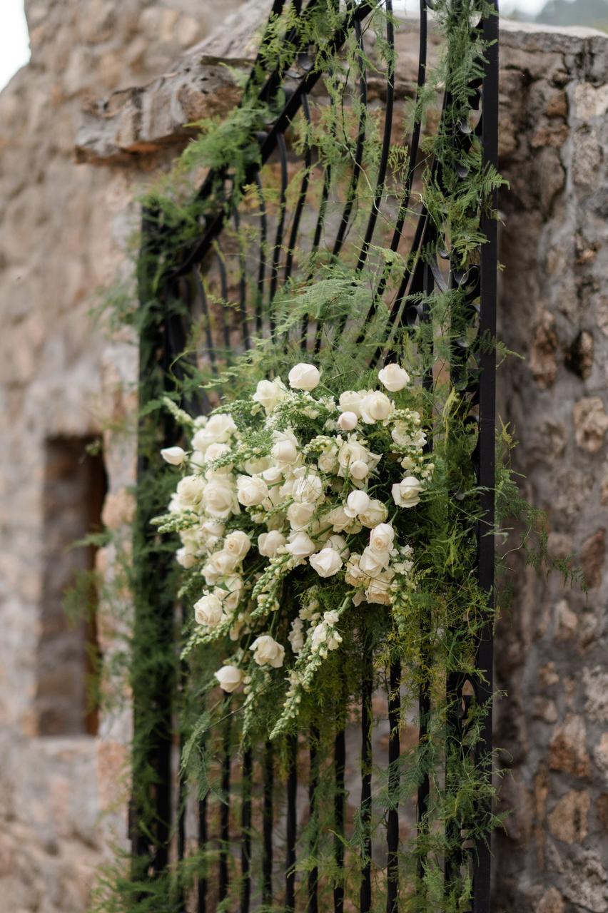 Mesa do bolo decorada com flores de estação